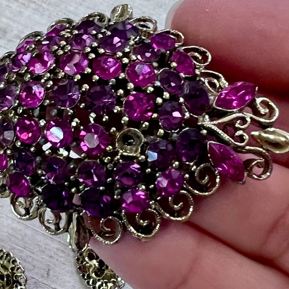 Vintage Style Fuchsia Purple Rhinestone Brooch and Clip On Earring Set Gold Tone - Picture 9 of 9